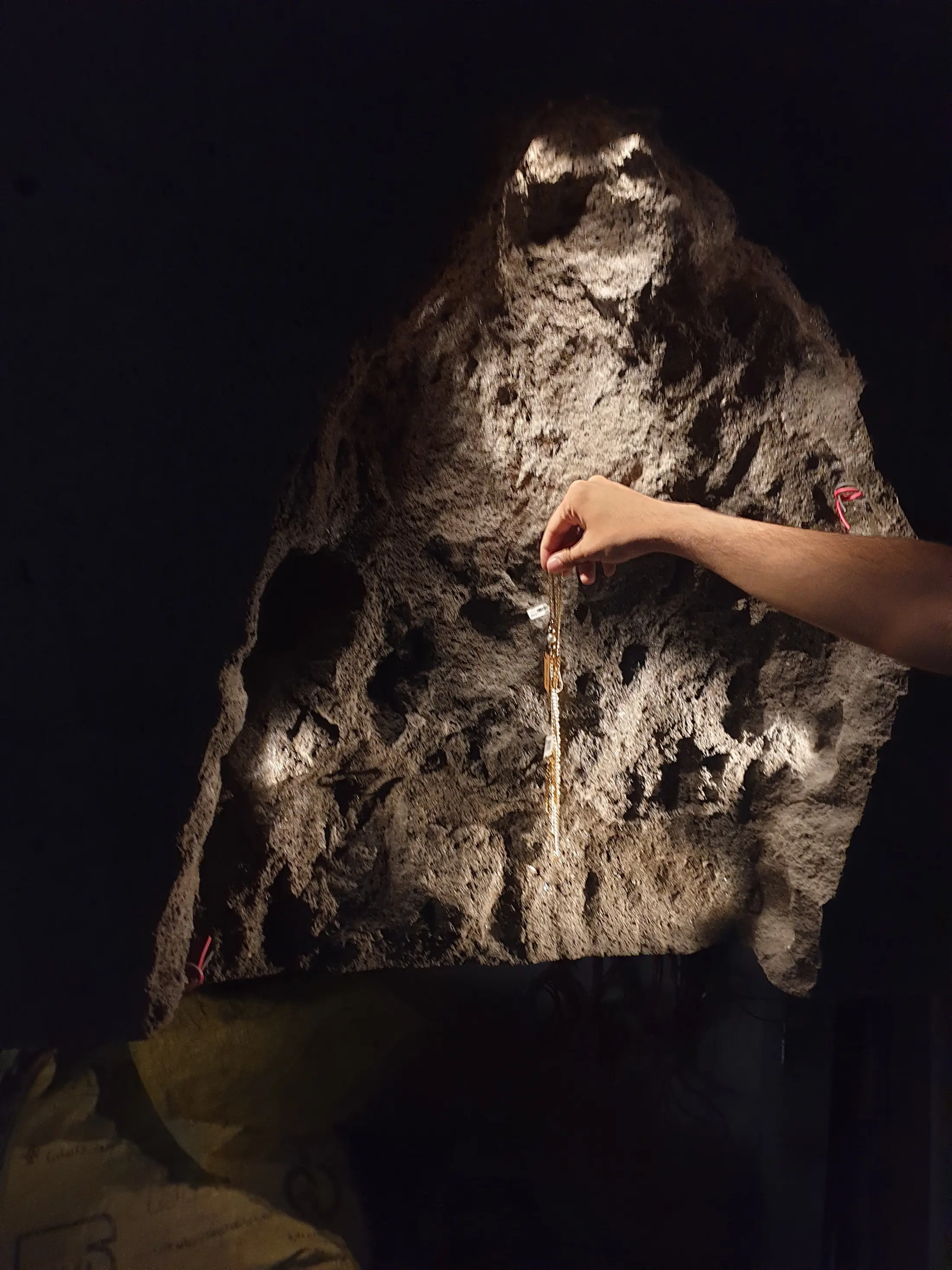 جزئیات حفرهٔ سنگ‌مانند نمایش جواهر در The Cave